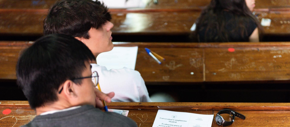 (Foto de ARCHIVO)
Dos alumnos esperan a empezar el examen en un aula de la Facultad de Derecho, día que comienzan las pruebas de acceso a la universidad del año 2022, en la Facultad de Derecho de la Universidad Complutense de Madrid, a 6 de junio de 2022, en Madrid (España). Un total de 38.220 estudiantes se enfrentan desde hoy a las pruebas de Evaluación de Acceso a la Universidad (EvAU) 2022 en la Comunidad de Madrid en las seis universidades públicas de la región. En el Distrito único de Madrid, la prueba de la EvAU se celebrará los días 6, 7, 8, 9 y 10 de junio. Con el objetivo de evitar aglomeraciones, los exámenes de las asignaturas troncales obligatorias se han desdoblado en dos días.

Gustavo Valiente / Europa Press
06 JUNIO 2022;UNIVERSIDAD;UCM;COMUNIDAD DE MADRID;EVAU;SELECTIVIDAD
06/6/2022