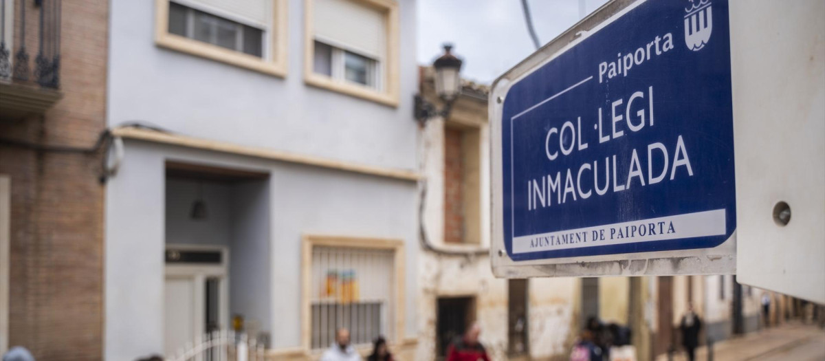 (Foto de ARCHIVO)
El colegio 'La Inmaculada', el primero en abrir tras la DANA, a 4 de diciembre de 2024, en Paiporta, Valencia, Comunidad Valenciana (España). Más de un mes después de la DANA, los alumnos del colegio La Inmaculada han sido recibidos entre aplausos de padres, profesores y efectivos de la UME en la reapertura del centro, el primero en hacerlo en Paiporta, zona cero de la DANA.

Jorge Gil / Europa Press
04 DICIEMBRE 2024;PAIPORTA;VALENCIA;COMUNIDAD VALENCIANA
04/12/2024