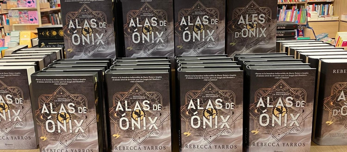 Ejemplares de 'Alas de ónix' en un estante de La Casa del Libro