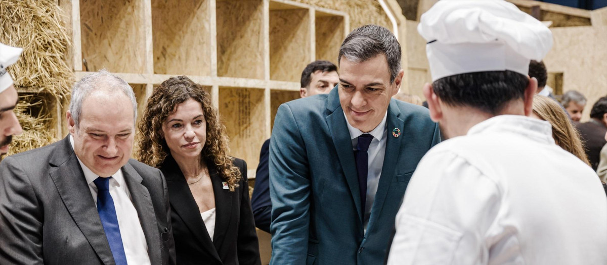 El ministro de Industria, Jordi Hereu (1i) y el presidente del Gobierno, Pedro Sánchez (c), en el estand de Paradores durante su visita a la 45ª edición de la Feria Internacional del Turismo (Fitur), en Ifema Madrid, a 24 de enero de 2025, en Madrid (España). Tras una visita por los algunos estands de Ifema, el presidente del Ejecutivo, participa en el acto ‘El patrimonio histórico y cultural como motor de la diversificación turística’ en el estand de Turespaña.

Carlos Luján / Europa Press
24 ENERO 2025;PEDOR SANCHEZ;TURESPAÑA;
24/1/2025