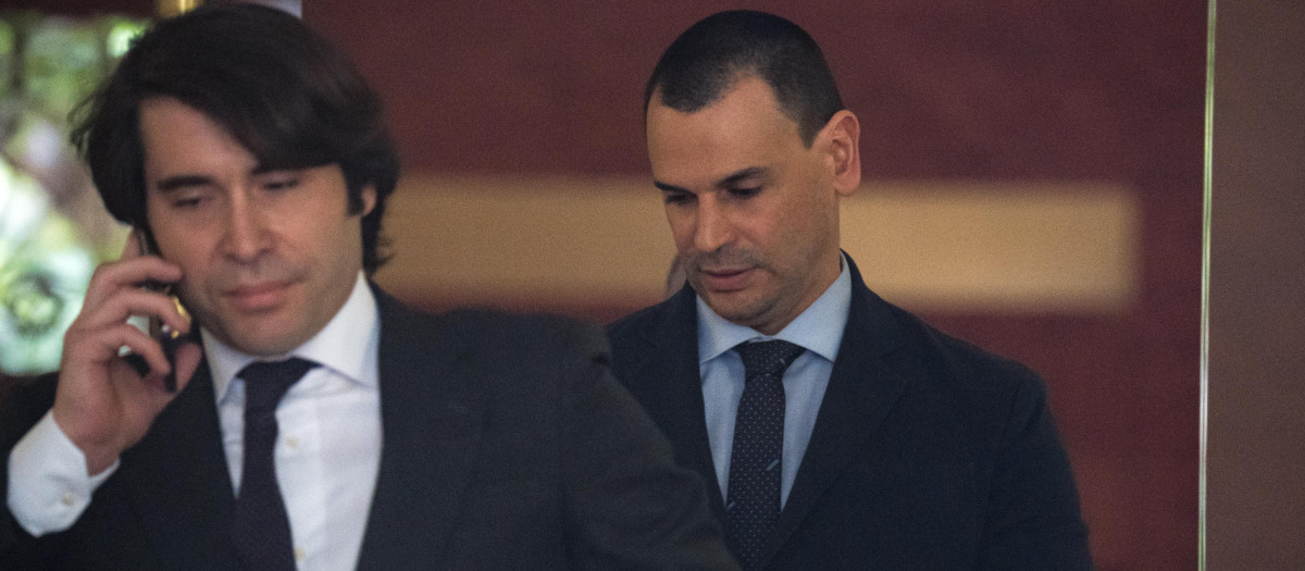 La pareja de la presidenta de la Comunidad de Madrid, Alberto González Amador (d), a su salida del Tribunal Superior de Justicia