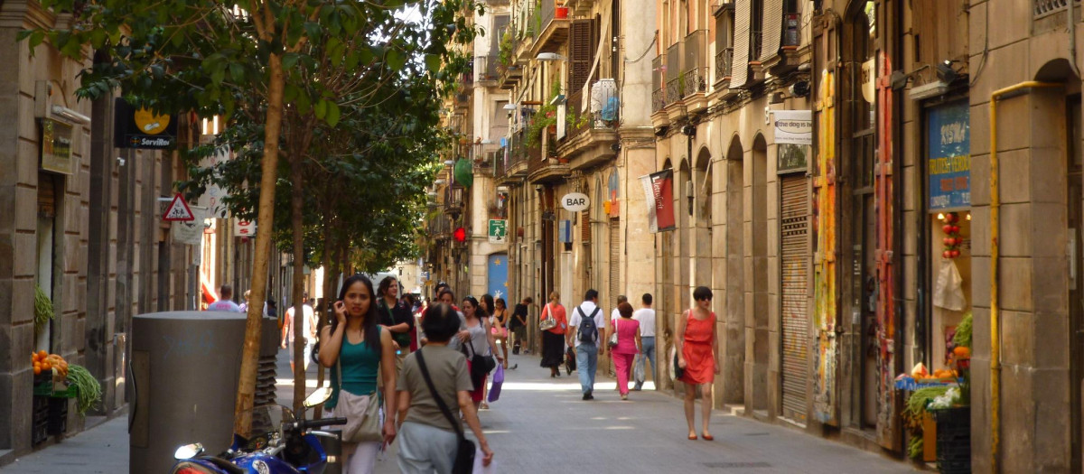 Foto archivo de una calle del barrio el Raval de la ciudad de Barcelona.