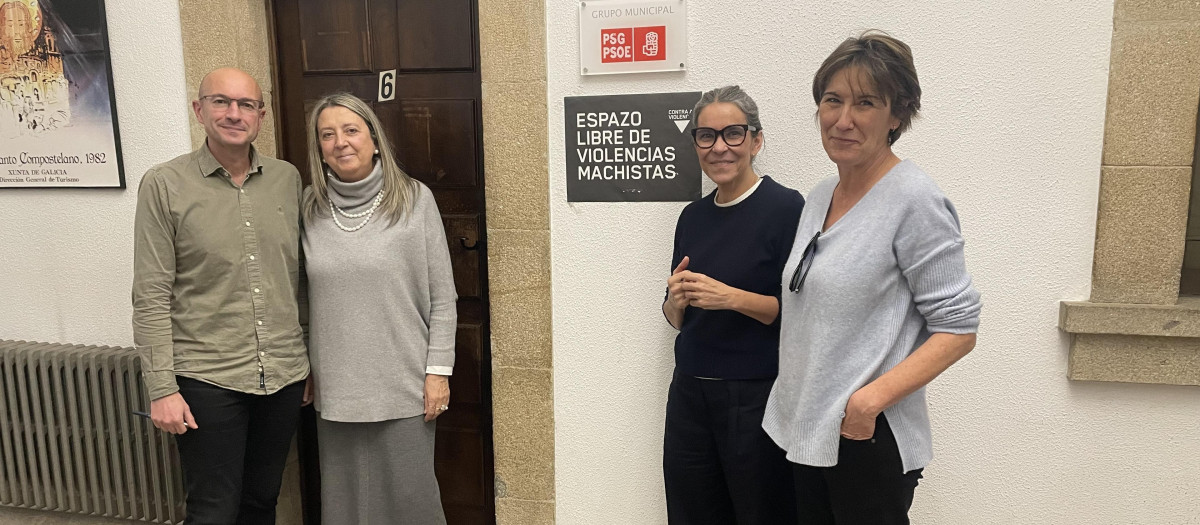 El portavoz del PSOE santiagués, Gonzalo Muíños, junto a las concejalas Mila Castro, Mercedes Rosón y Marta Álvarez este viernes en el ayuntamiento de Santiago