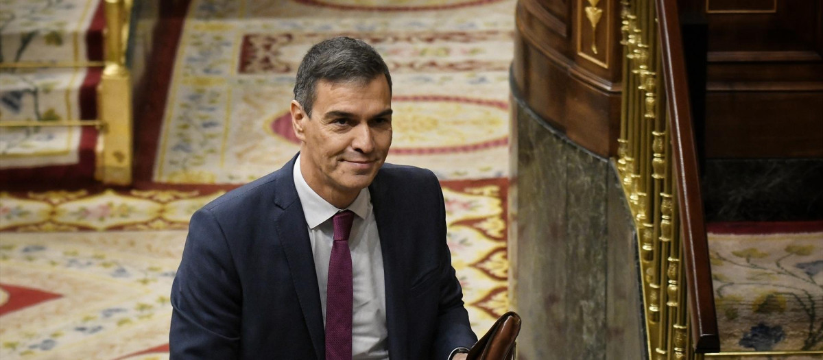 El presidente del Gobierno, Pedro Sánchez, sale de una sesión de control al Gobierno, en el Congreso