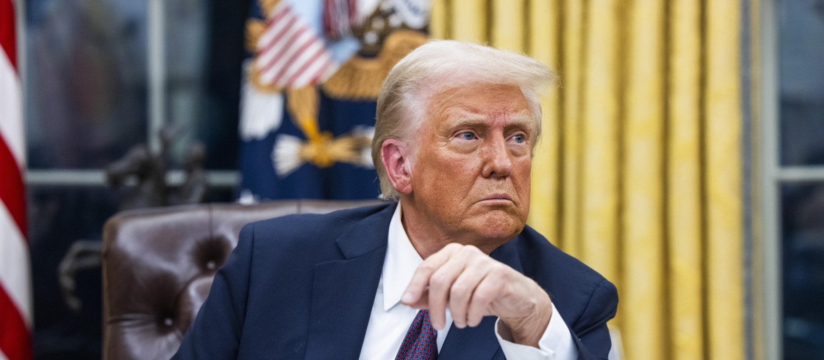 Donald Trump durante la firma de órdenes ejecutivas en la Casa Blanca en su primer día de mandato