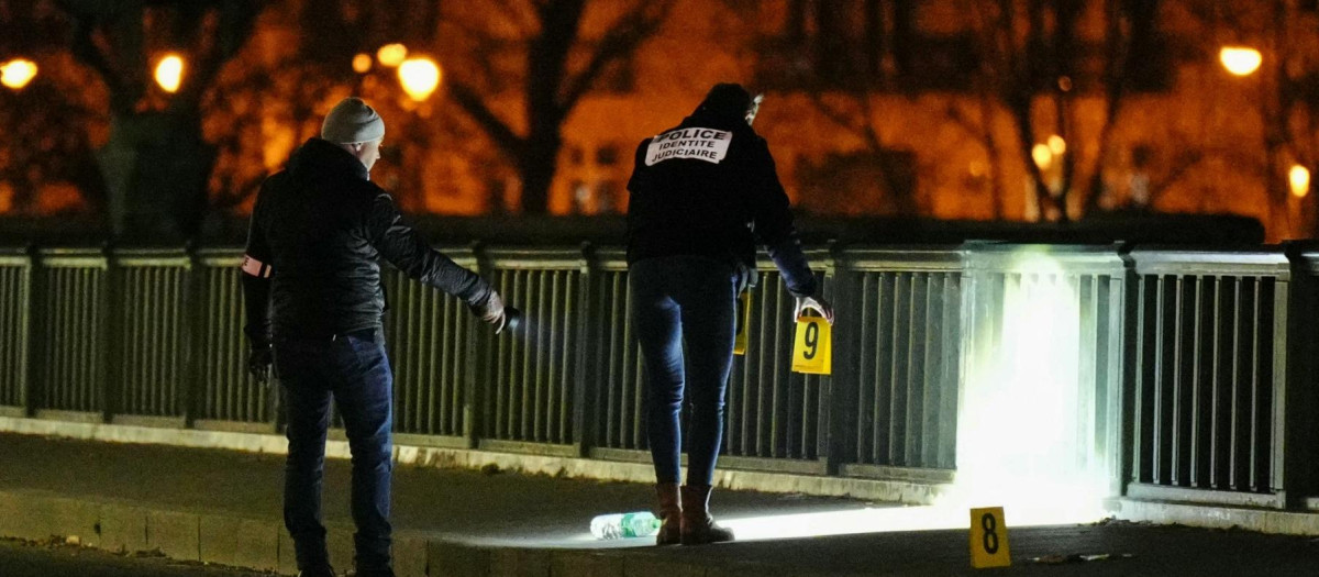 La Policía forense trabaja en el lugar de un apuñalamiento en París