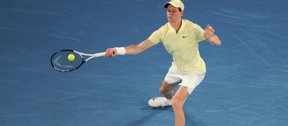 Sinner devuelve una bola en el duelo frente a Zverev