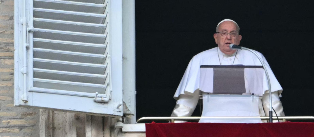 El Papa Francisco durante el rezo del Ángelus desde la ventana de los apartamentos pontificios del Palacio Apostólico