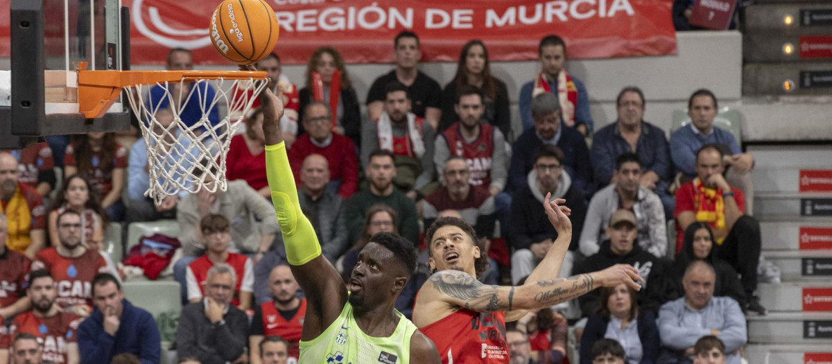 Youssoupha Fall intenta encestar ante la presión del base estadounidense Jonah Radebaugh