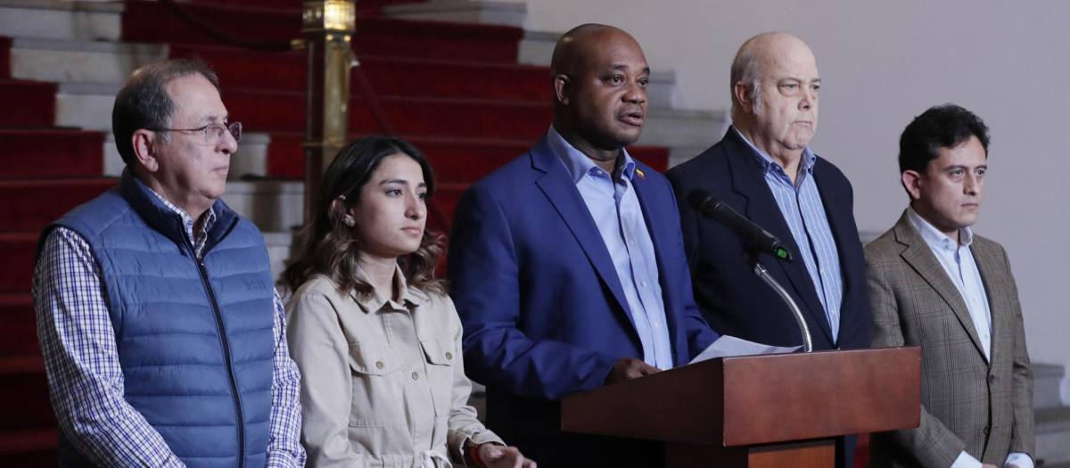 El Canciller de Colombia, Luis Gilberto Murillo, habla durante una rueda de prensa este domingo, en Bogotá (Colombia).