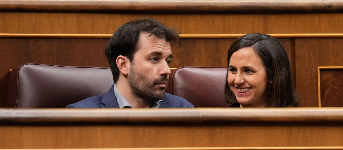 Los diputados de Unidas Podemos Ione Belarra y Javier Sánchez Serna durante un pleno
