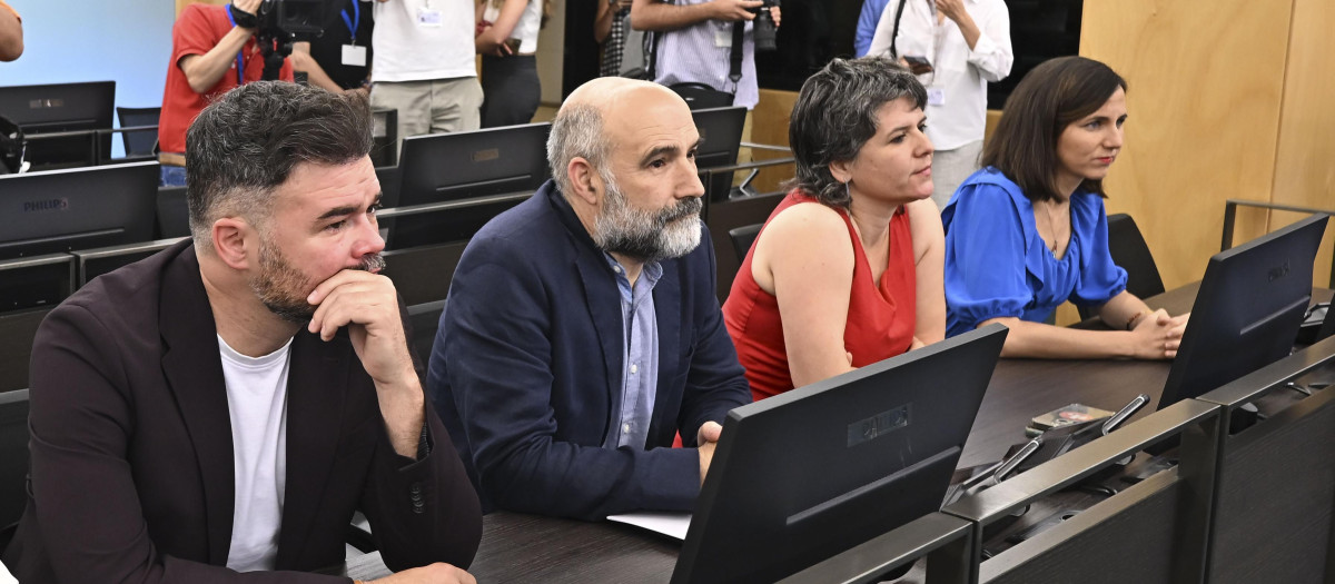El portavoz de ERC, Gabriel Rufián; del BNG, Néstor Rego, y de Podemos, Ione Belarra en una reunión