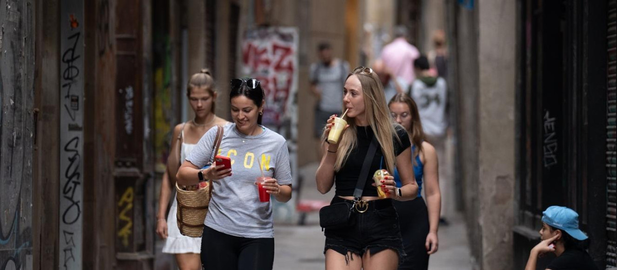 Dos jóvenes pasean por el centro de Barcelona, un foco turístico de la ciudad