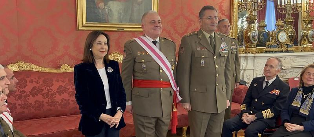 La ministra de Defensa, Margarita Robles, y el Jefe de Estado Mayor del Ejército de Tierra, Amador Enseñat y Berea, entregan la Gran Cruz de la Real y Militar Orden de San Hermenegildo al general José Luis Chaves