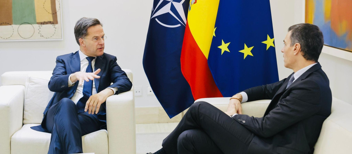 El presidente del Gobierno, Pedro Sánchez (d), y el secretario general de la OTAN, Mark Rutte (i), durante su reunión en la Moncloa