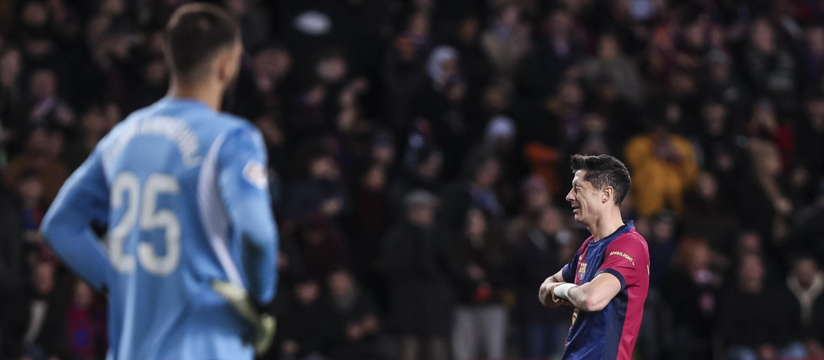 Lewandowski celebra su gol frente al Valencia ante la mirada de Mamardashvili