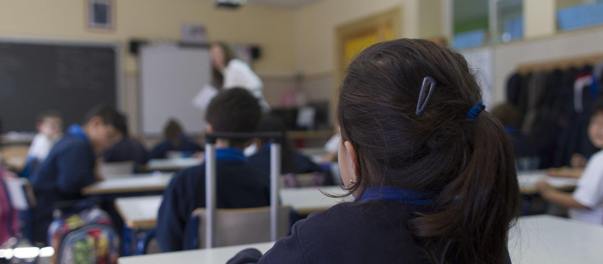 Una niña en un aula de un colegio de Madrid (foto de archivo)