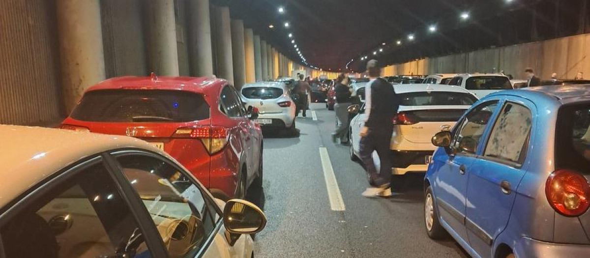 El incendio provocó kilómetros de atasco en la capital