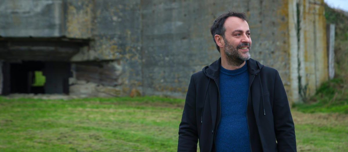 El autor Agustín Martínez en la isla de Alderney, escenario de su novela 'El esplendor'