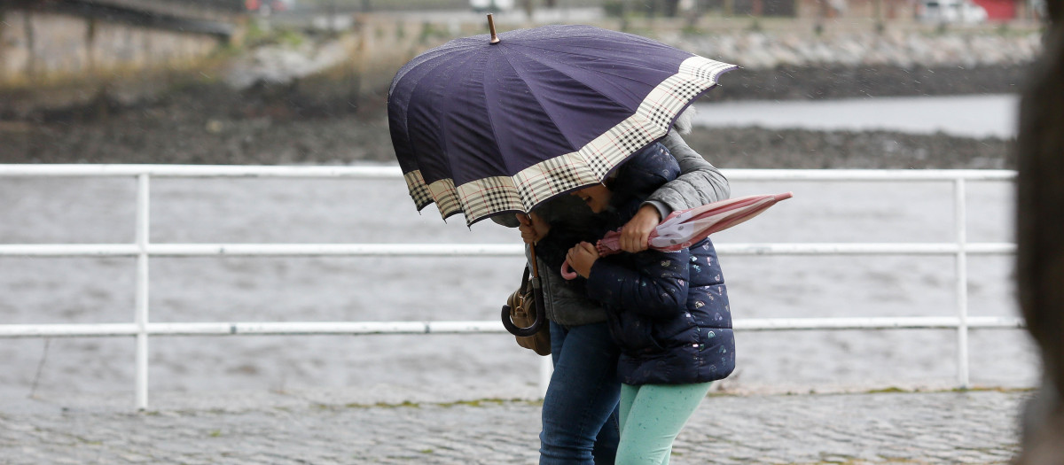 Viveiro, Lugo. Paso de un temporal de viento y lluvia por la costa gallega. La Xunta de Galicia ha decretado el nivel naranja en las costas de Pontevedra, Coruña y Lugo debido a las fuertes rachas de viento que azotarán la costa gallega