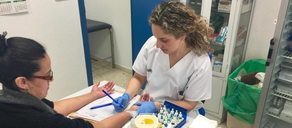 Paciente se somete a un estudio de alergia en el Hospital de Elda (Alicante)