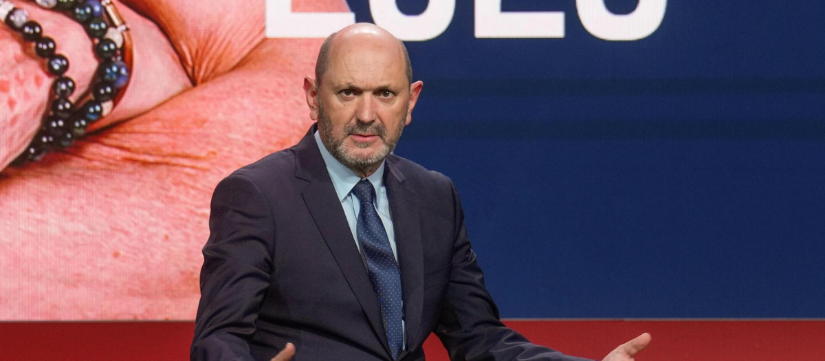 Rafael Louzán, presidente de la RFEF, interviene durante el acto en el que se anunció la renovación de Luis de la Fuente
