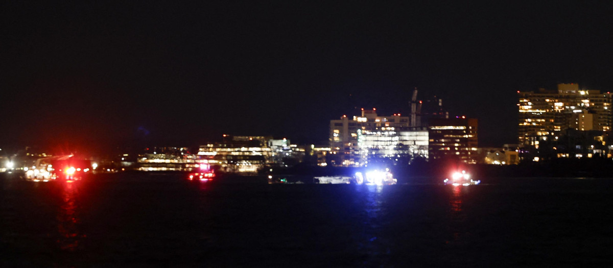 Operaciones de rescate cerca del Aeropuerto Nacional Reagan, como se ve desde Washington, DC,