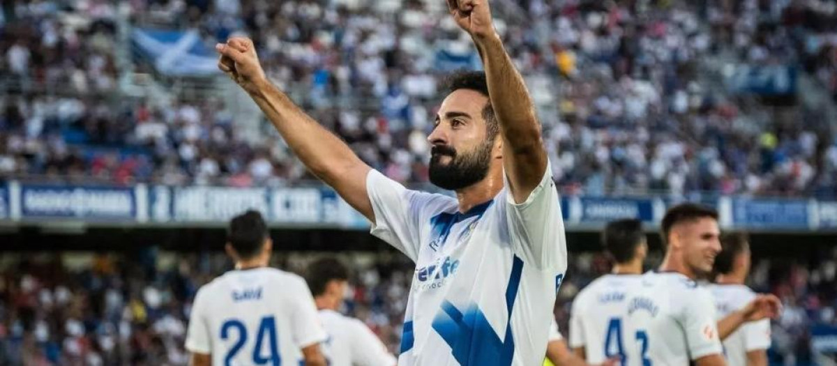 Rubén Alves celebra su gol al Mirandés