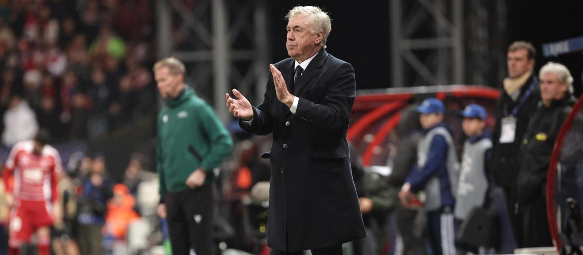 Carlo Ancelotti da instrucciones a sus jugadores durante el partido ante el Brest