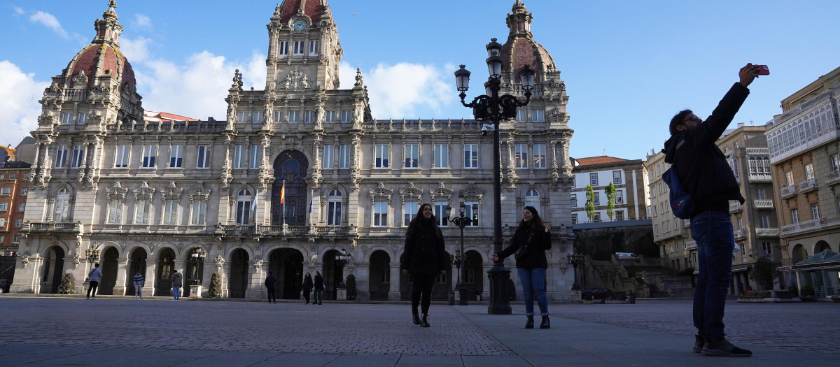 Un hombre se echa un selfie en la plaza de María Pita de La Coruña