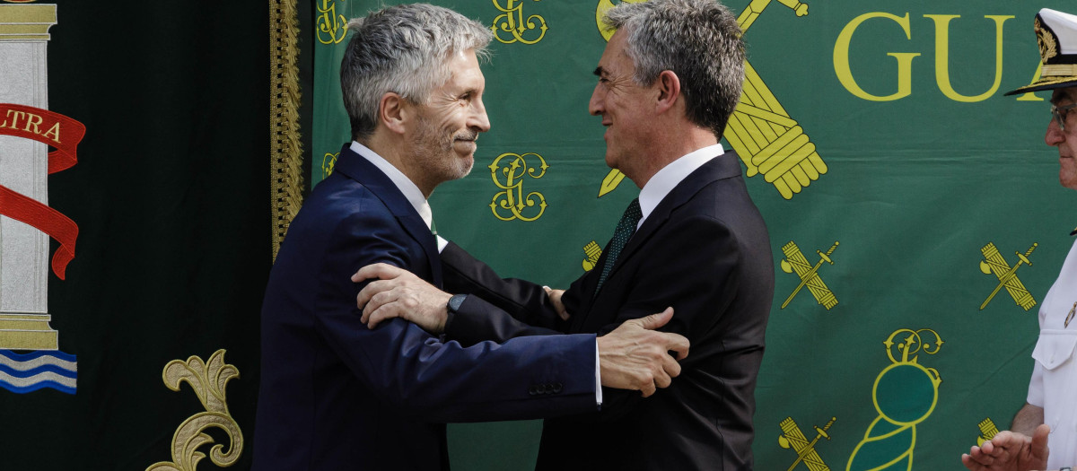 El ministro del Interior, Fernando Grande-Marlaska, junto a Leonardo Marcos, exdirector de la Guardia Civil