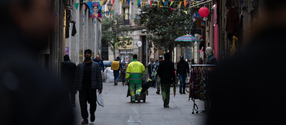 Vista de una calle del barrio del Raval, en Barcelona