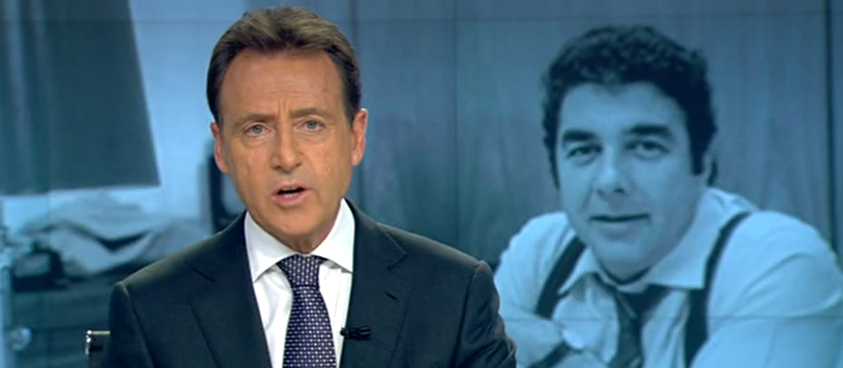 Matías Prats, con la imagen de Manuel Martín Ferrand al fondo