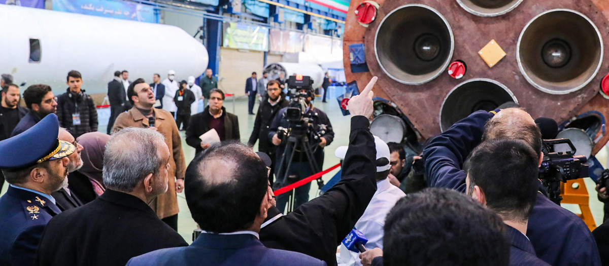 El presidente iraní Masoud Pezeshkian (segundo a la izquierda) visita una exposición de armamentos y tecnología aeroespacial en Teherán