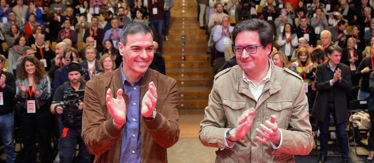 Pedro Sánchez y Óscar López