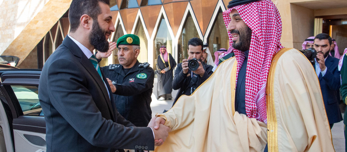 Mohamed bin Salmán, príncipe heredero de Arabia Saudí, recibió al presidente interino de Siria Ahmed al Sharaa