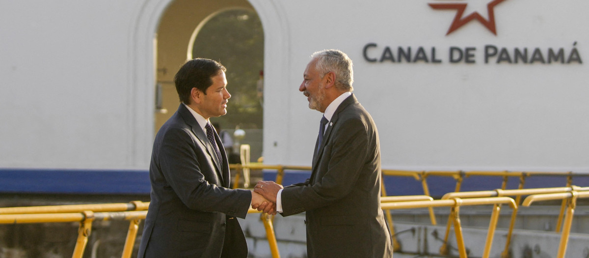 El Secretario de Estado de los Estados Unidos, Marco Rubio (izq.), estrecha la mano del Administrador de la Autoridad del Canal de Panamá, Ricaurte Vásquez