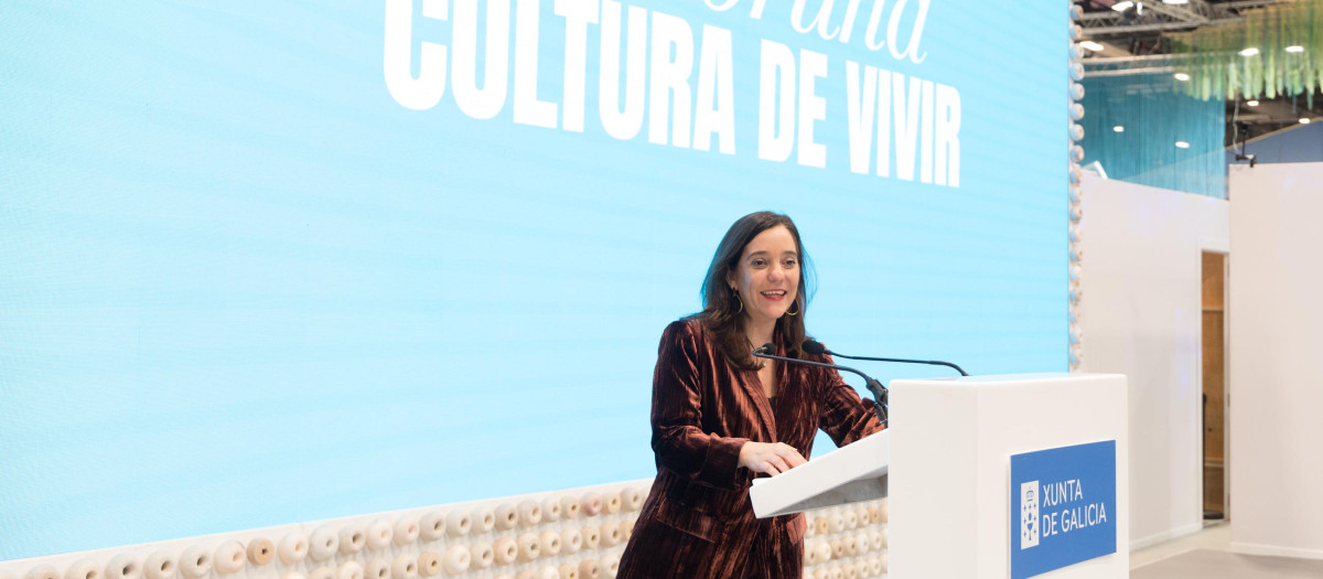 La alcaldesa de La Coruña, Inés Rey, durante la presentación de la campaña turística en Fitur