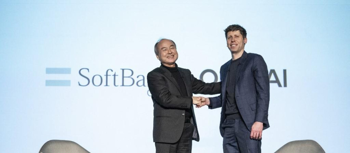 El CEO de SoftBank Masayoshi Son (i) y el CEO de OpenAI Sam Altman