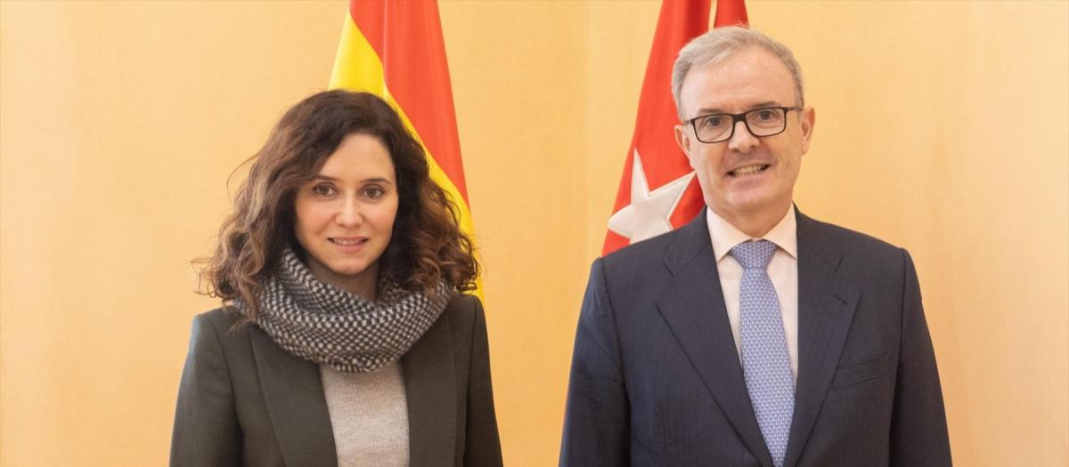 La presidenta de la Comunidad de Madrid, Isabel Díaz Ayuso, con el embajador de España en Corea, Guillermo Kirkpatrick de la Vega, el pasado 10 de enero en la Real Casa de Correos