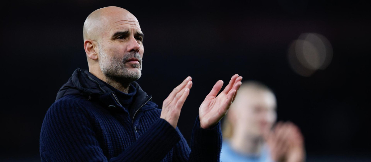 Pep Guardiola saluda a los aficionados tras la derrota ante el Arsenal