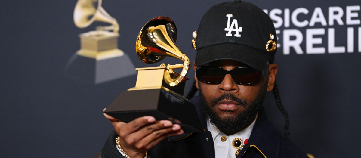 El rapero Kendrick Lamar ha sido el gran ganador de la noche de los Grammy