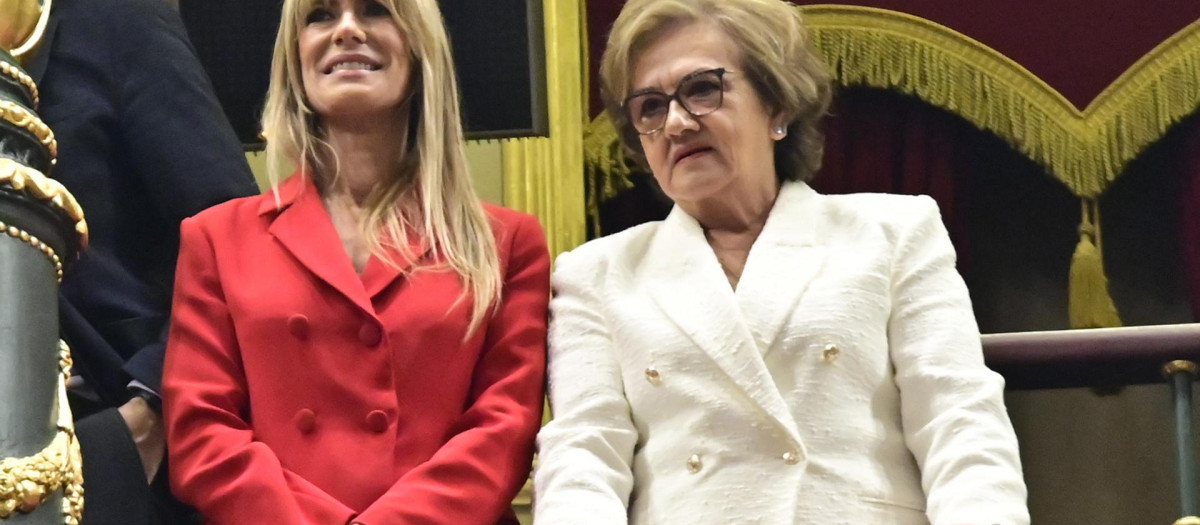 La madre de Pedro Sánchez junto a Begoña Gómez, su esposa, en el Congreso de los Diputados