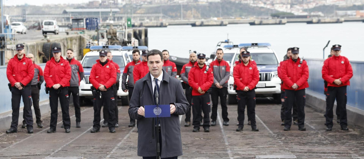 El lendakari vasco, Imanol Pradales, ha acudido al puerto de Bilbao para escenificar la entrega de las competencias