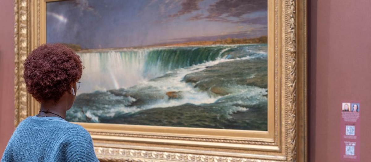 Una visitante en la Galería Nacional de Arte de Washington DC
