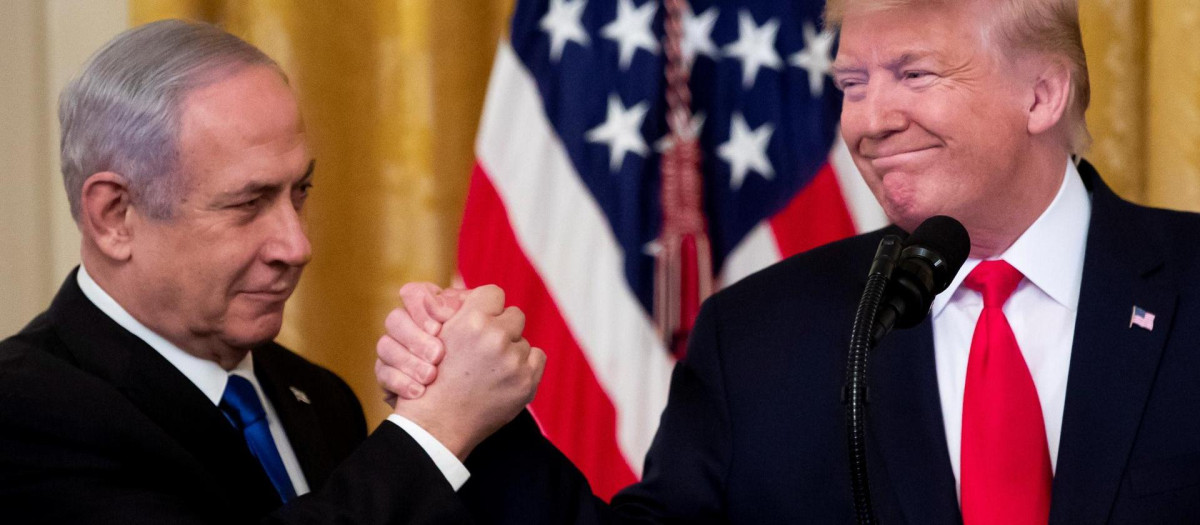 El presidente de los Estados Unidos, Donald J. Trump (d), que estrecha la mano del primer ministro de Israel, Benjamin Netanyahu,