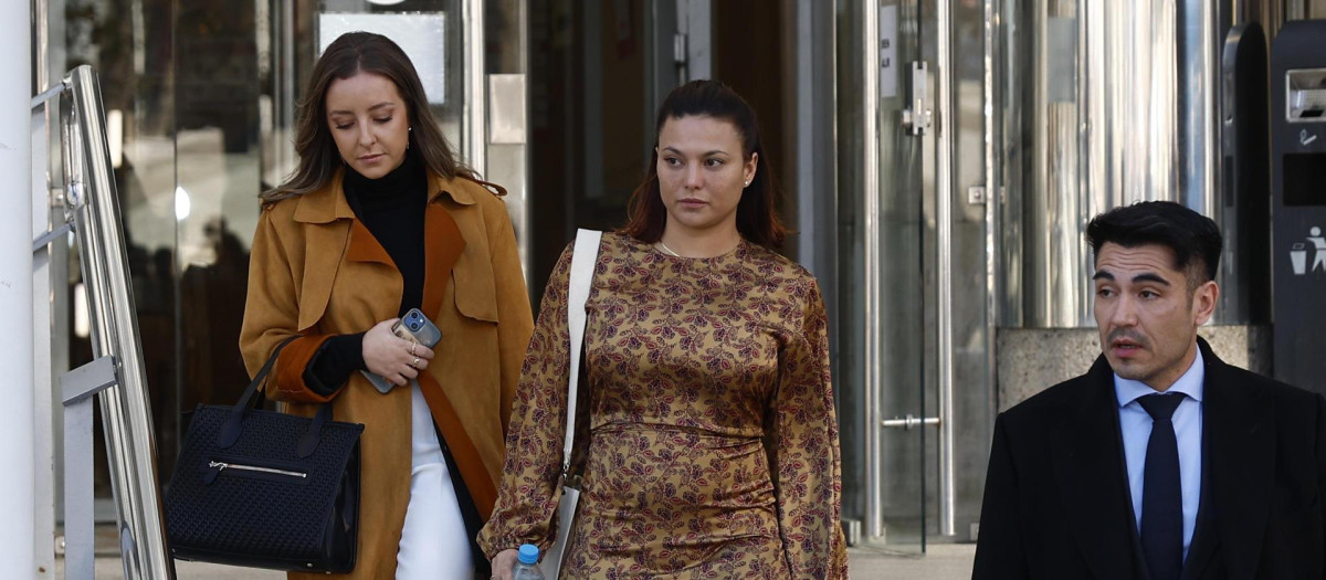 La actriz Elisa Mouliaá (c) sale de los juzgados de Plaza de Castilla