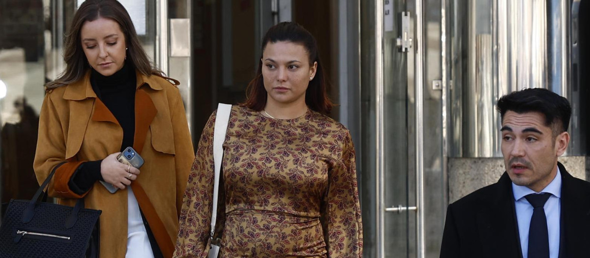 La actriz Elisa Mouliaá (c) sale de los juzgados de Plaza de Castilla