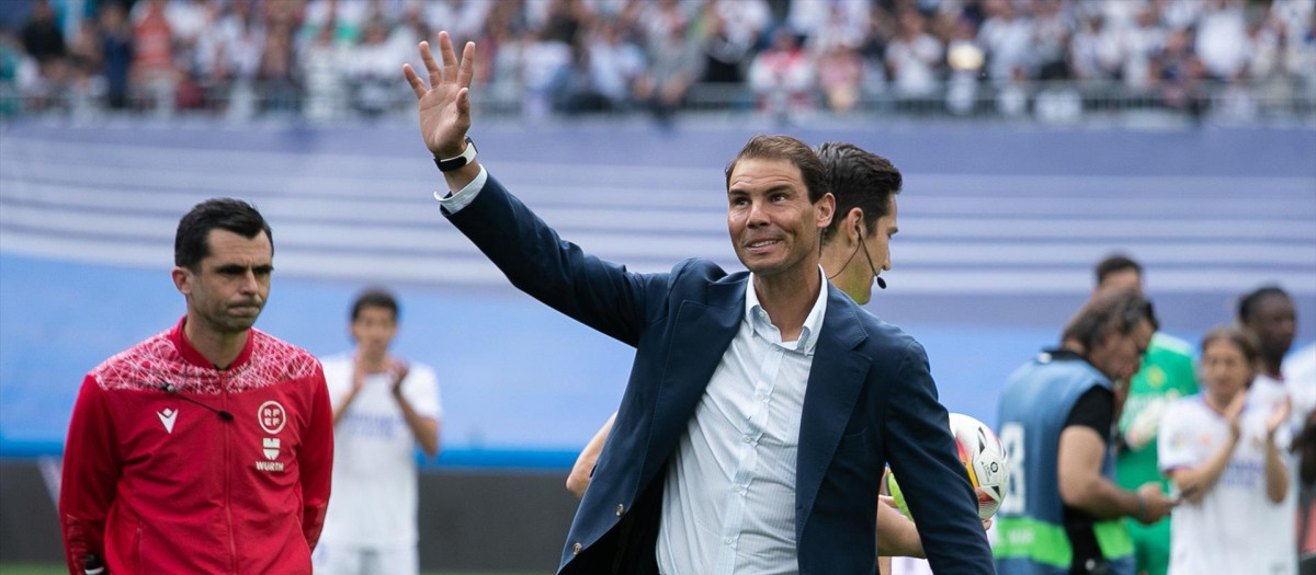 Rafa Nadal, haciendo un saque de honor en el Bernabéu