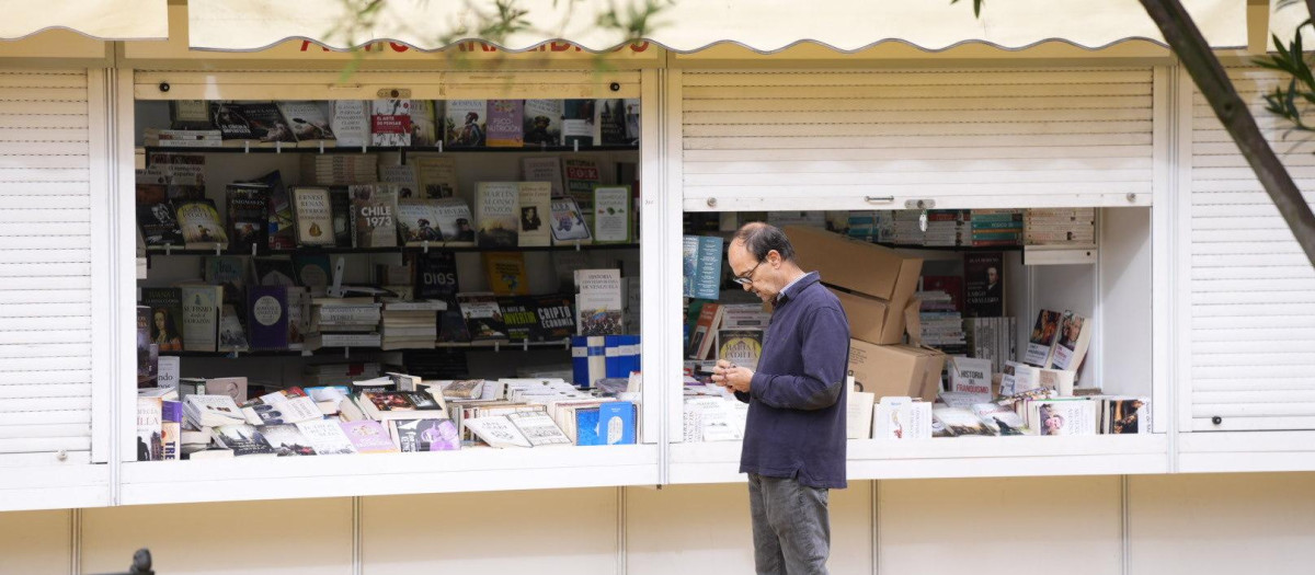 Un lector en la feria del libro de Sevilla